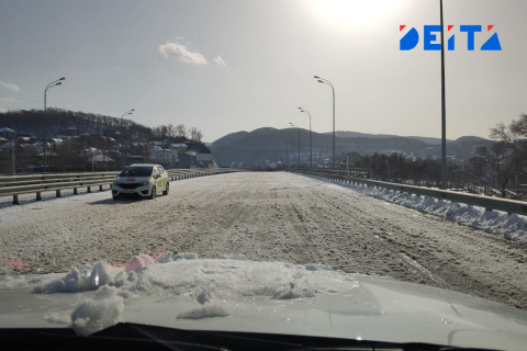 Пробка на важной трассе: авто столкнулись на скользкой дороге