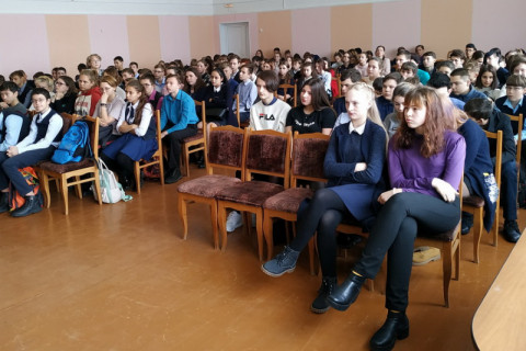 Полицейские Арсеньева объясняют детям, как не попасть в сети наркозависимых