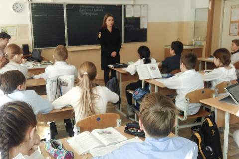 Юристы и полицейские провели правовые уроки для школьников Находки