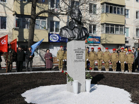 Памятник легендарному разведчику открыли во Владивостоке