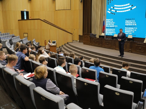 Приморские депутаты рассказали школьникам о парламентаризме
