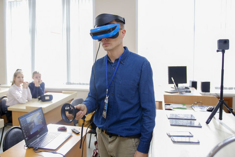 Школьников Находки учат использовать технологии VR на практике