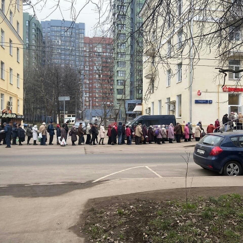 «Довели людей» — очередь за бесплатным обедом возмутила россиян