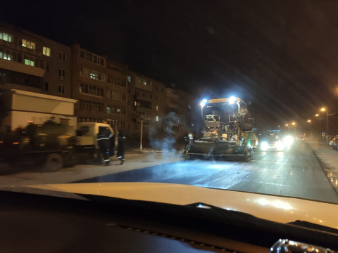 Мороз не помеха: дорожники укладывают асфальт
