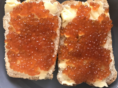 Врач советует не есть красную икру ложками каждый день