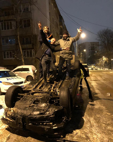 Эпичное ДТП: горожане делают селфи на днище перевертыша