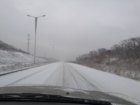 Чем может навредить сугроб на крыше авто, сказал эксперт