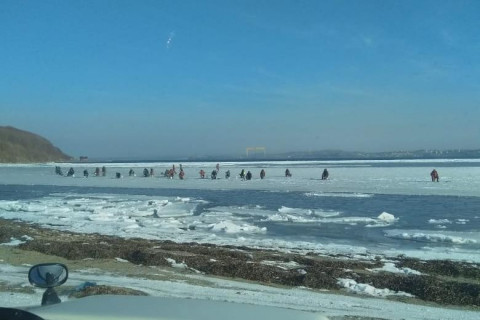 Рыбаки оказались на оторванной льдине в Японском море