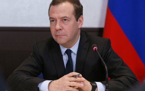 Медведев подготовил закон о банковских картах