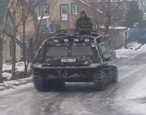 Военные на танках спасают приморцев – видео