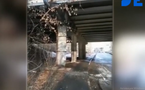«Обломки падают» — мост рушится во Владивостоке