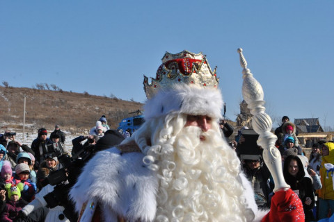 ГИБДД оштрафовала Деда Мороза на санях и Mercedes - видео