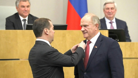 «Липовая оппозиция»: Медведев вручил медали Жириновскому и Зюганову