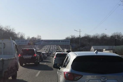 Многокилометровая пробка парализовала въезд в столицу