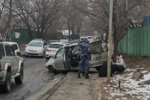 Врезался в столб: появилось видео ДТП в столице
