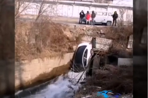 Авто улетело в реку с крутого обрыва после ДТП