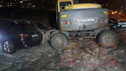 Элитное ДТП с экскаватором случилось во Владивостоке