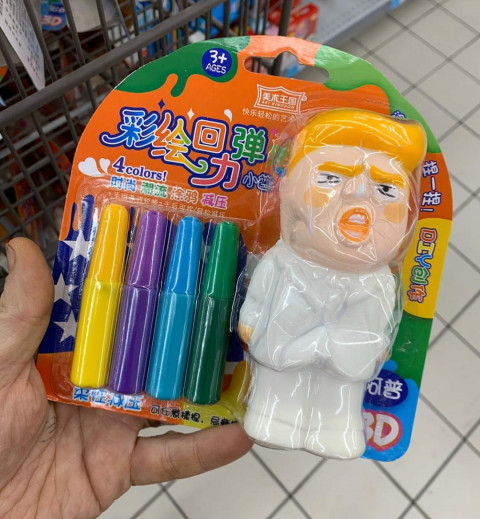 «Раскрась Трампа?»: Интересную фигурку предлагают в магазинах Китая