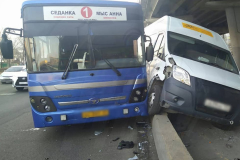Гонки автобусов привели к ДТП во Владивостоке