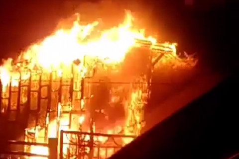 Пожар «запер» 11 человек в огненной ловушке