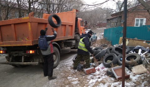 За старые автопокрышки владивостокцам платят деньги