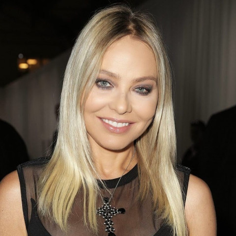 Портрет с сахалинской выставки подарит Орнелле Мути Никас Сафронов