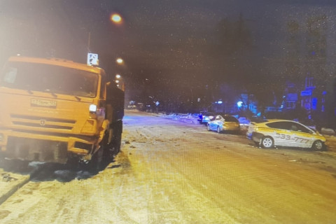 Таксист влетел под колеса большегруза в Приморье
