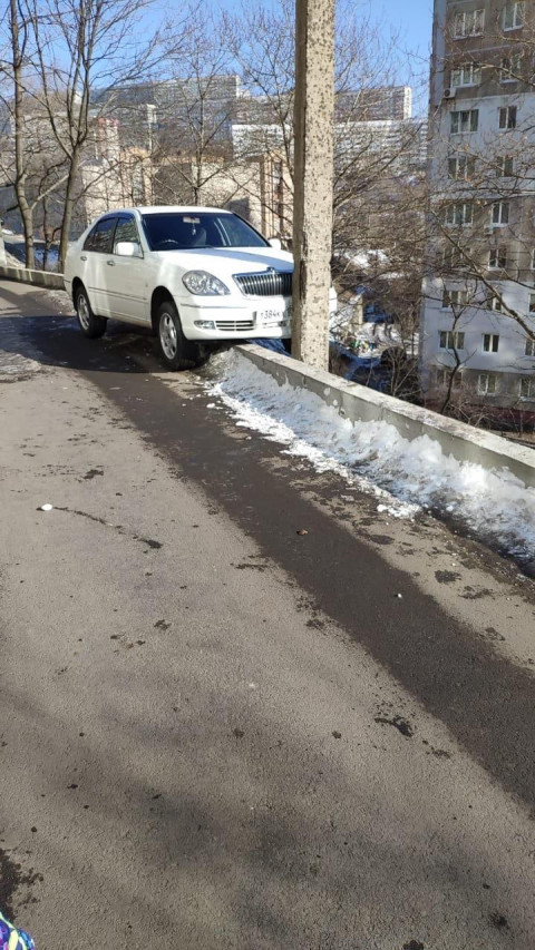 «Нашел столб» - пьяный водитель оригинально припарковался во Владивостоке