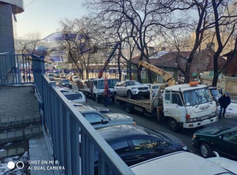 Эвакуатор уронил автомобиль во Владивостоке