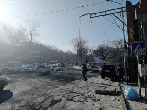ГИБДД накажет водителя сбившей светофор фуры