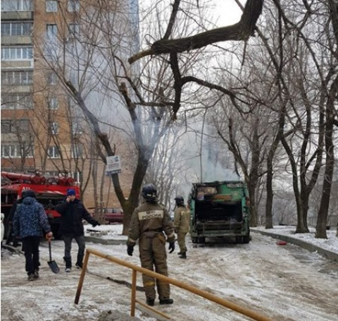 «До свалки не дотянет»: мусоровоз загорелся во Владивостоке