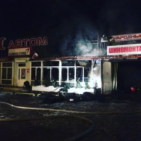 «Хороший магазин» автотоваров сгорел в Приморье