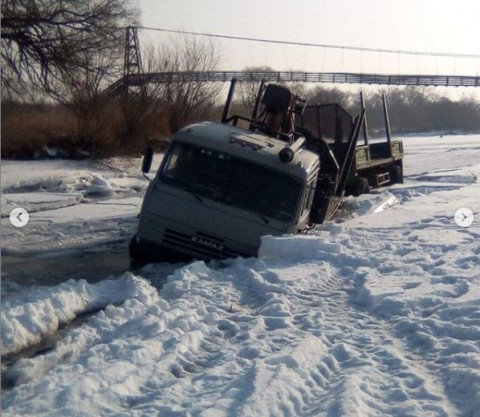 КАМАЗ провалился под лед в Приморье