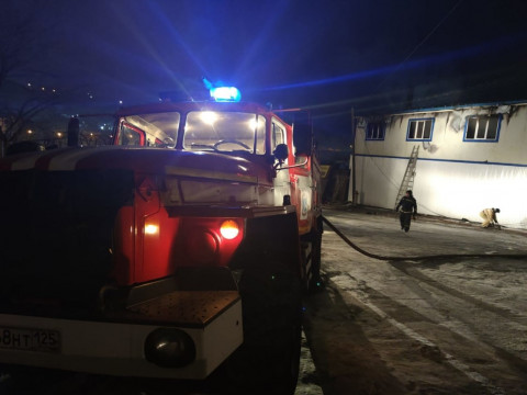 Склад на Снеговой полыхнул ночью