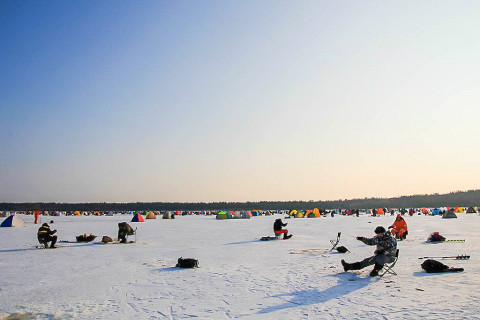Около 300 рыбаков на льдине уносит в открытое море