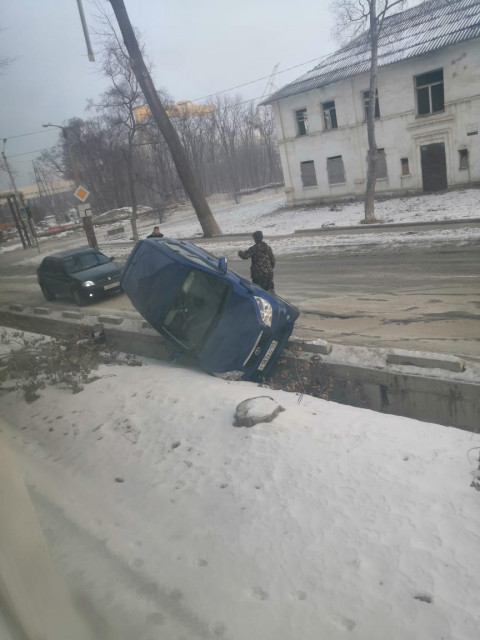 «Немножко упал»  - автомобиль провалился в сточную канаву