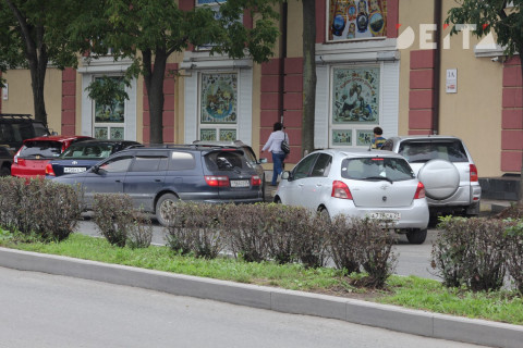 Мужчина яростно отпинал припаркованное на тротуаре авто – видео