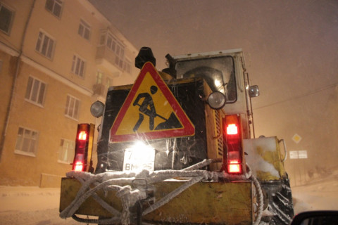 Вместо совещания: российских чиновников отправили убирать снег