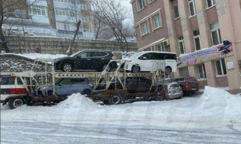 Автовоз с машинами приехал прямо в здание