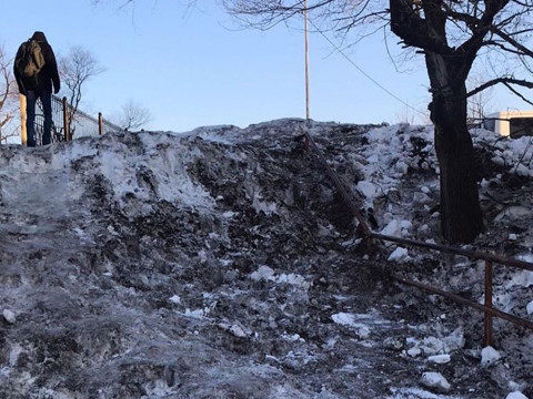 Лестницу до перил засыпали снегом во Владивостоке