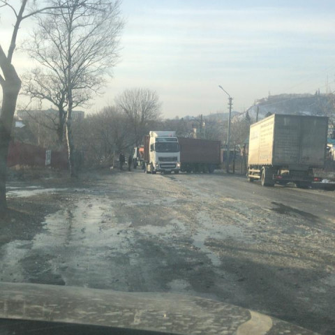 «Пробка в обе стороны» - дорогу в Находку заблокировала фура