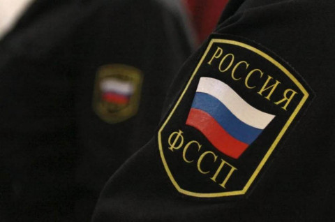 Житель Владивостока ударил пристава по голове, защищая авто жены
