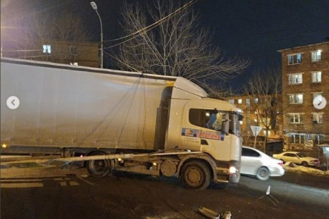 Дорожное бедствие: грузовик переломал леера, снес столб и порвал провода