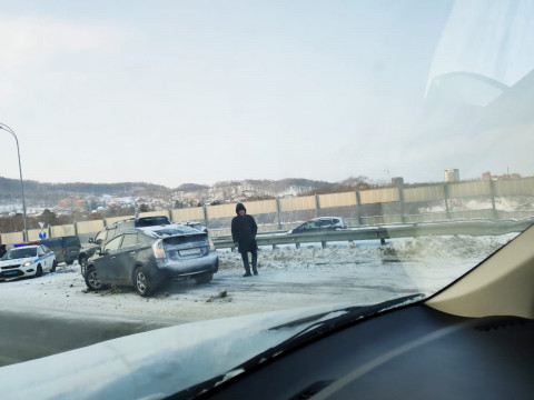 Гололедица и метель – утренняя подборка приморских ДТП на видео