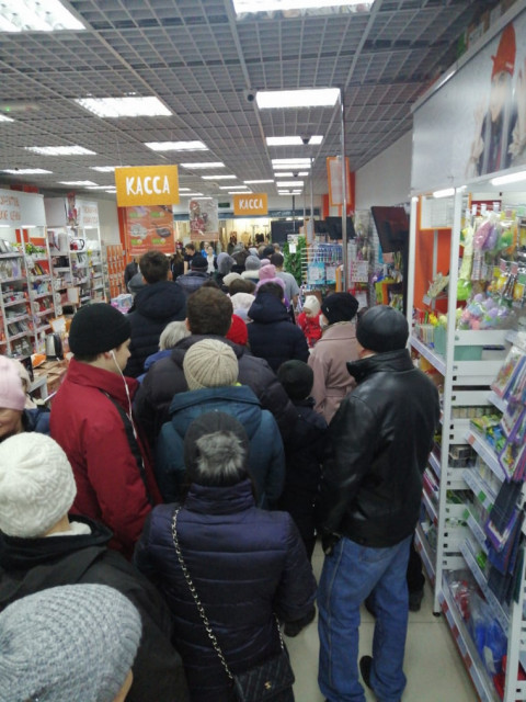 Тюльпаны раздора: горожане устроили давку за цветами по 1 рублю