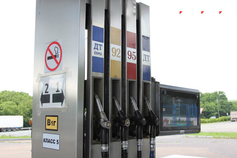 Водителям объяснили, почему нельзя вставлять пистолет в бак до оплаты