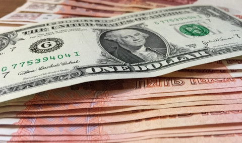 Рубль упал до рекордных значений