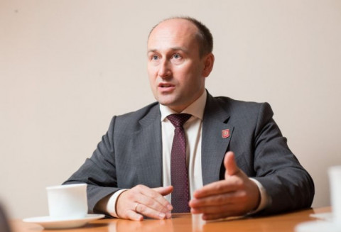 Стариков назвал виноватых в обвале цены на нефть