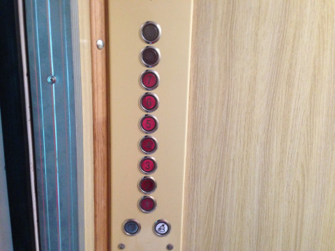 Привет от «бывшего»: Губернатор ЕАО застрял в лифте