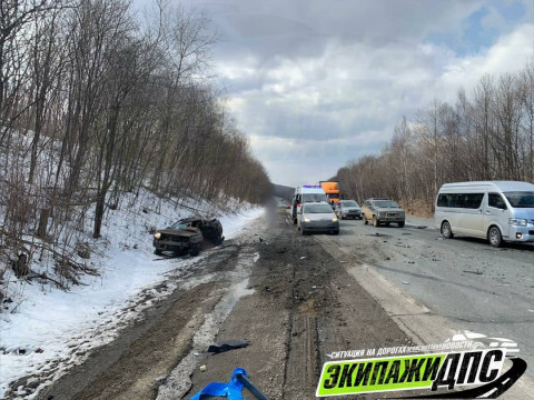 Внедорожник на полной скорости влетел в легковое авто в Приморье